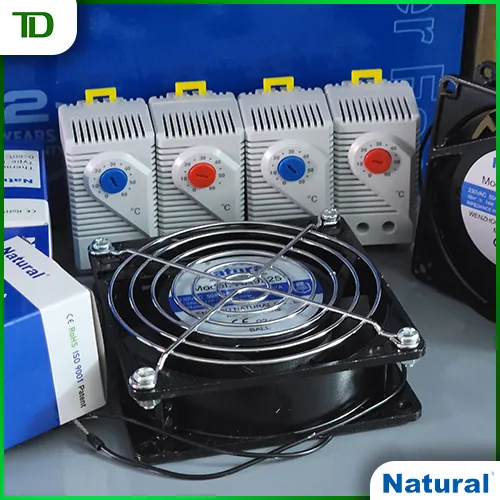 giải pháp làm mát tủ điện Natural quạt và thermostat